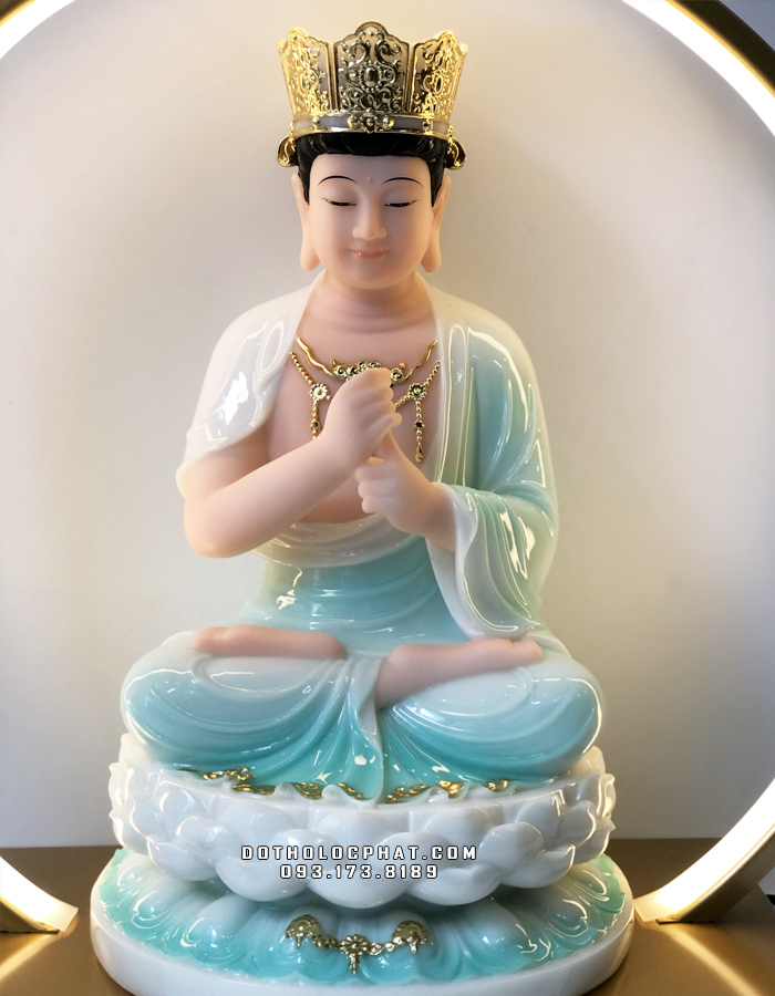Tỳ Lô Giá Na Phật ngồi trên tòa sen trắng, tay bắt ấn Trí Quyền